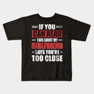 Funny Witty If You Can Read This Sarcastic My Girlfriend Says You're Too Close - Boyfriend T Shirt Funny quote social distancing Kids T-Shirt